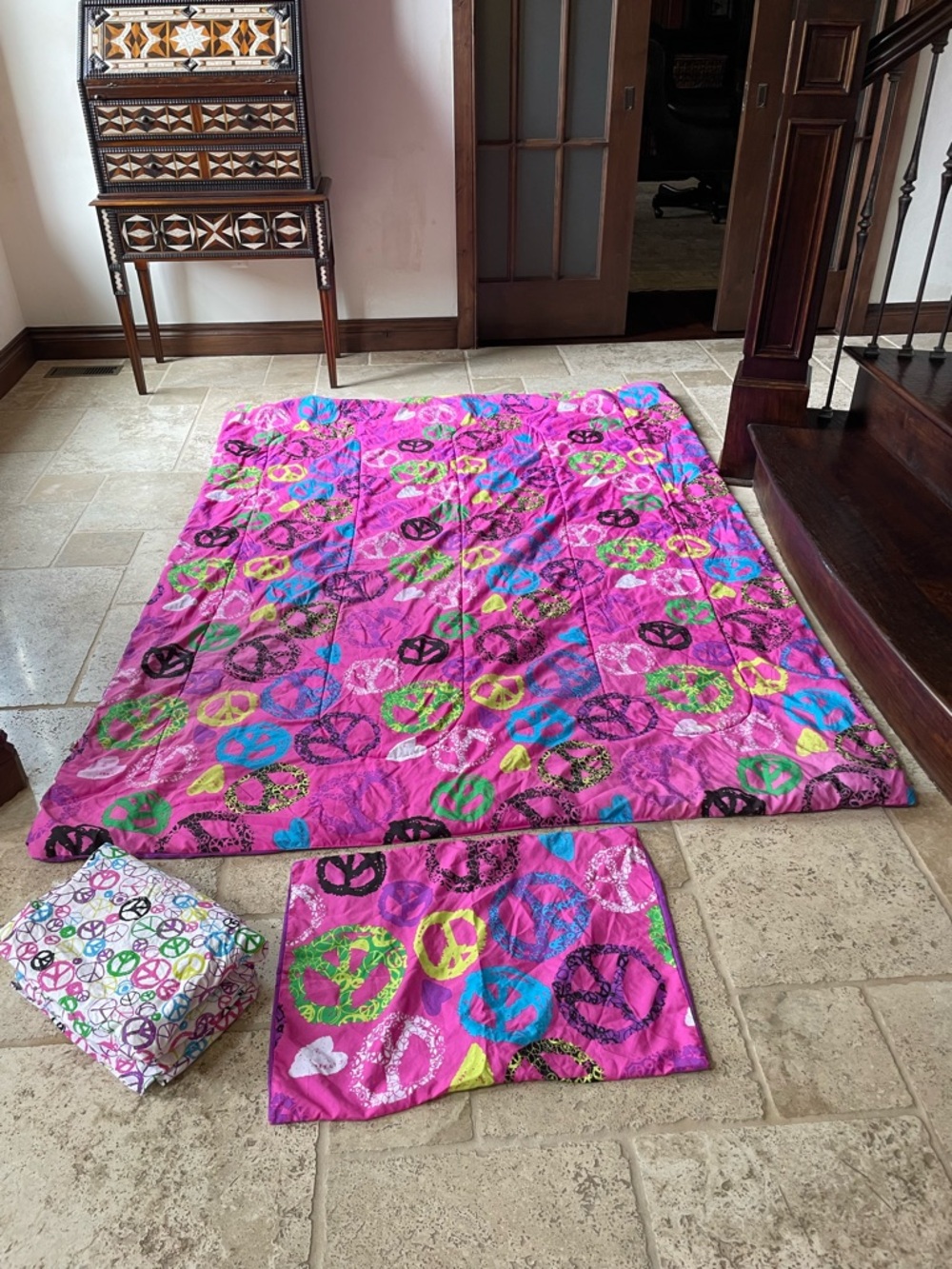 Vibrant Pink Peace Sign Quilt Set with Sheets and 2 Pillowcases